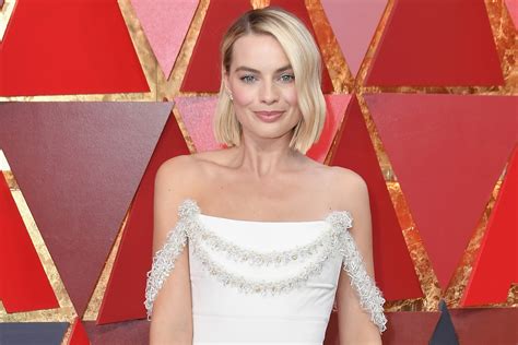 Margot Robbie Repaired Her Own Oscars Dress After A Wardrobe Malfunction Allure