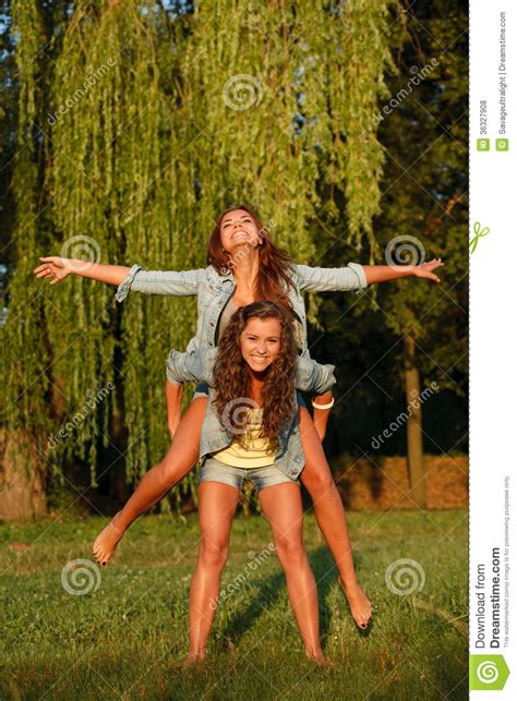 Twee Tieners Stock Foto Image Of Vriend Meisjes Jeans 36327908