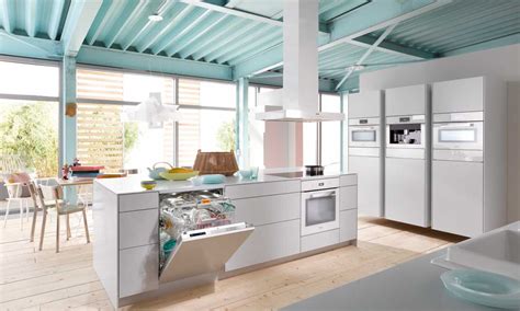 Decoracion de cocinas pequeñas, macetas con hierbas. Cocinas con vida propia