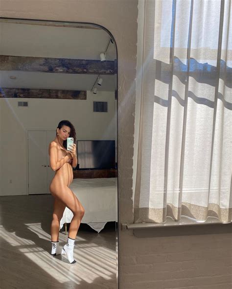 Emily Ratajkowski Nude Announced Her Pregnancy 4 Photos