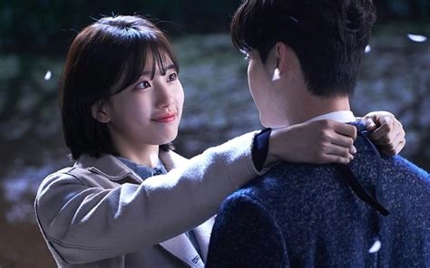 Cars and people move in reverse, and snow falls but then again, where would the drama be if there weren't a way for her to change the course of fate, right? Honest Review Of K-Drama 'While You Were Sleeping'