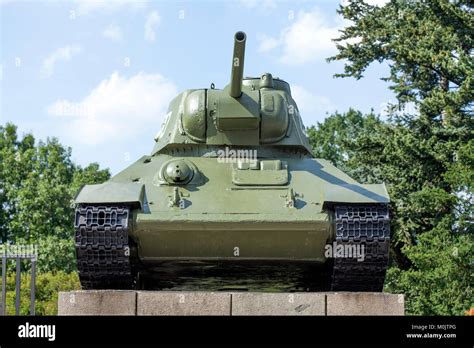 Tanque Soviético T 34 Conmemorativo Soviético Tiergarten Berlin