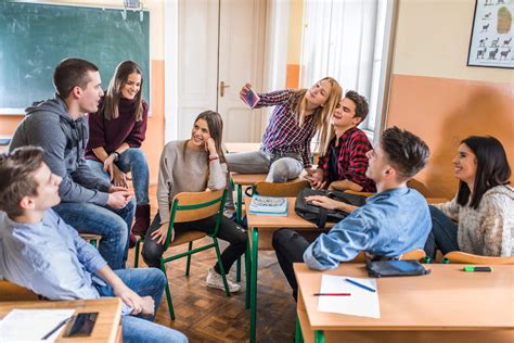 Imagem De Alunos Na Sala De Aula Este Artigo é Destinado Aos Alunos