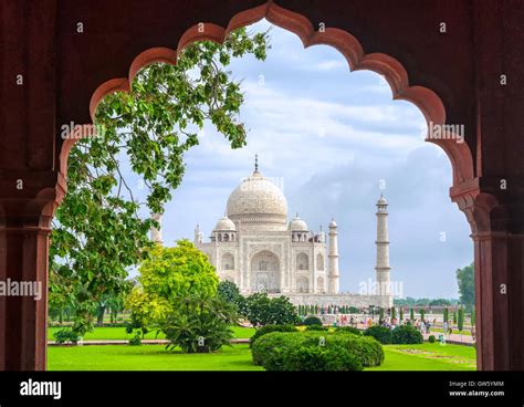 Taj Mahal View Through The Garden Arch Agra India Stock Photo Alamy