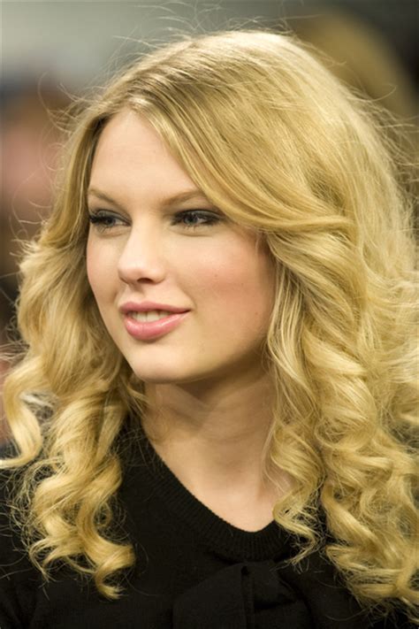 Taylor Swift Curly Hairstyle