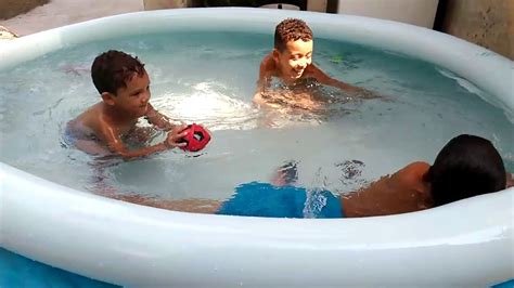 Crianças Tomando Banho De Piscina Youtube