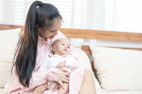 Criança Da Família E Conceito De Paternidade Feliz Linda Jovem Asiática Sorrindo Abraçando