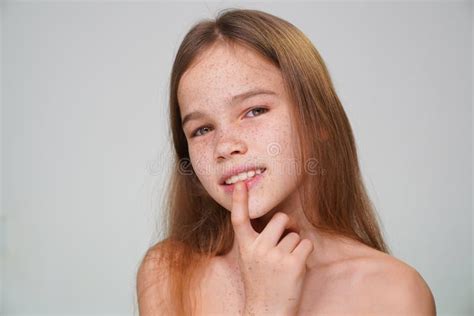 Ni A Adolescente Con Pecas De Pelo Rojo Dedo Cerca De La Cara Imagen De Archivo Imagen De