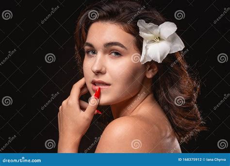 Mujer Hermosa Con Maquillaje Brillante Posando Aislada Sobre Fondo
