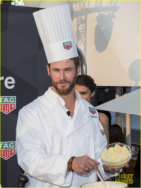 Photo Chris Hemsworth Can Even Make This Chef Outfit Look Sexy 02
