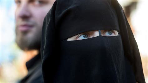 Los Suizos Aprueban Prohibir El Burka Y Ocultar El Rostro En Público 7mar Albertonews