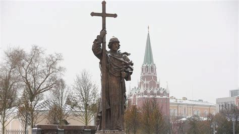 Putin Unveils St Vladimir Statue Памятники Статуи и Москва
