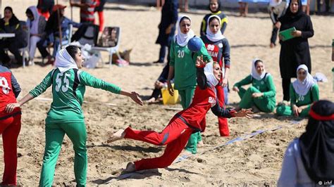 تصاویر نخستین دوره مسابقات هندبال ساحلی بانوان ایران همه مطالب مدیا