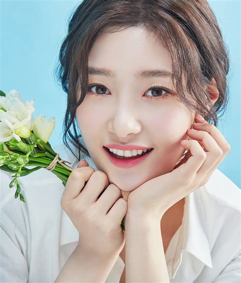 Dia Chaeyeon Is Prettier Than Flowers For Healing Bird Kpop News