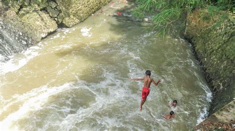 Terbatasnya Lahan Bermain Anak Anak Tantang Bahaya Di Aliran Sungai