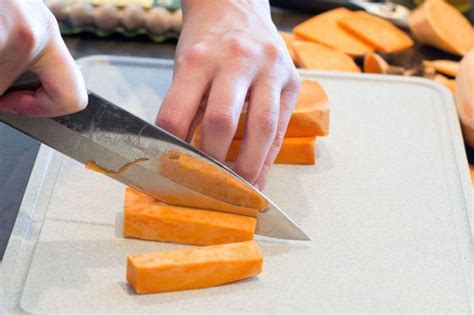 Dalam teknik memotong sayur ini akan dibicarakan teknik memotong sayuran yang erat hubungannya dengan makanan eropa, dan sebagian lagi sebagai hiasan yang memberikan nama pada suatu makanan ( garnish ). Jenis Potongan pada Sayuran - Ilmu Dasar Memasak