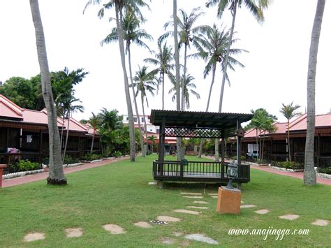 Shah's beach resort offers a beautiful view to its guests. Chalet Tepi Pantai Di Shah's Beach Resort, Melaka