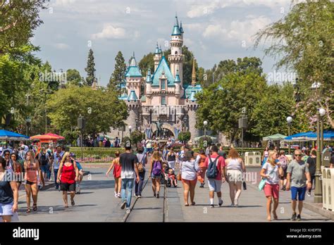 El Castillo De La Bella Durmiente El Parque Disneyland Disneyland