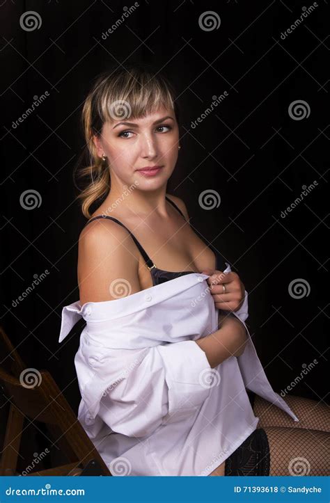 Retrato Del Primer De Una Mujer Atractiva Hermosa En Una Camisa Blanca Sobre Su Cuerpo Desnudo