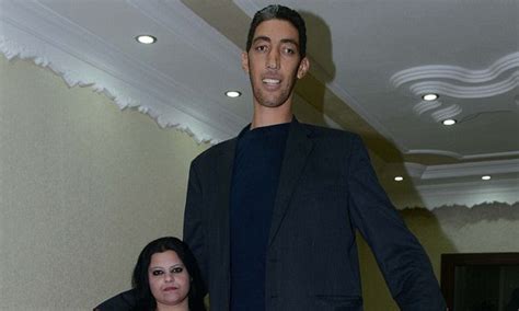 Nice Day For A Height Wedding World S Tallest Man Finds Love With