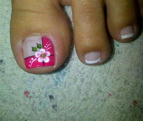 Uñas pintadas con flores y mariposa y unas inscrutaciones muy lindas ,los tonos verdes y te gustaria ver diseños en 2 tonos? Pie #fantástico (con imágenes) | Arte de uñas de pies, Uñas pies decoracion, Diseños de uñas pies