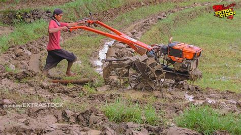 Hajar Tanah Lempung Traktor Sawah G Membajak Tanah Lempung
