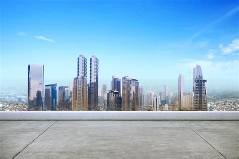 현대적인 도시 경관과 푸른 하늘을 배경으로 한 옥상 전망 프리미엄 사진