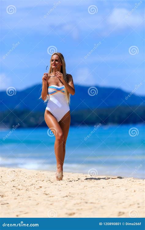 modele no roupa de banho branco que levanta na praia imagem de stock imagem de