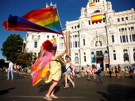 las mejores imágenes de la manifestación del orgullo en madrid