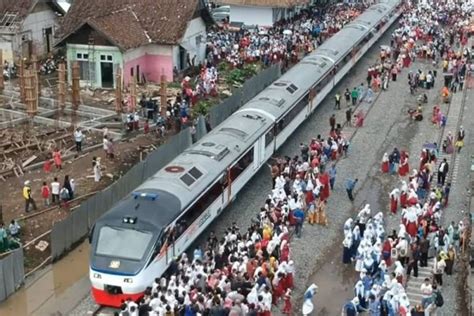 Dalam pengumumannya disebutkan bahwa saat ini dinas perhubungan provinsi jawa tengah sedang membuka seleksi petugas brt trans jateng balai transportasi jawa tengah. Jawa Barat Siap Kembangkan Transportasi Massal Berbasis ...