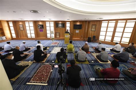 Jabatan kerajaan tidak aktif dalam ekonomi tetapi lebih kepada penguatkuasaan undang undang dan dasar. Solat Jumaat di Surau SMAF Kementerian Kewangan
