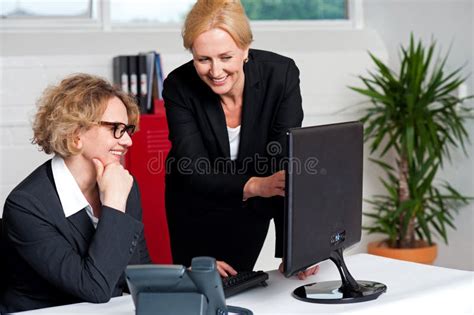 Deux Femmes Dentreprise Gaies Dans Le Bureau Photo Stock Image Du