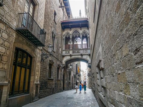 Carrer Del Bisbe Altstadt Barcelona The Travellette