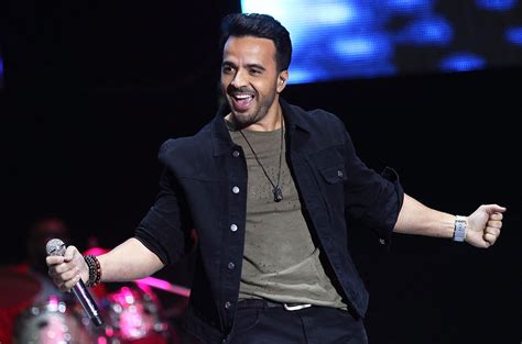 Luis alfonso rodríguez da paso a luis fonsi cuando decide iniciar su carrera profesional como cantante y compositor. Luis Fonsi, J Balvin & More to Perform at 2017 Billboard ...