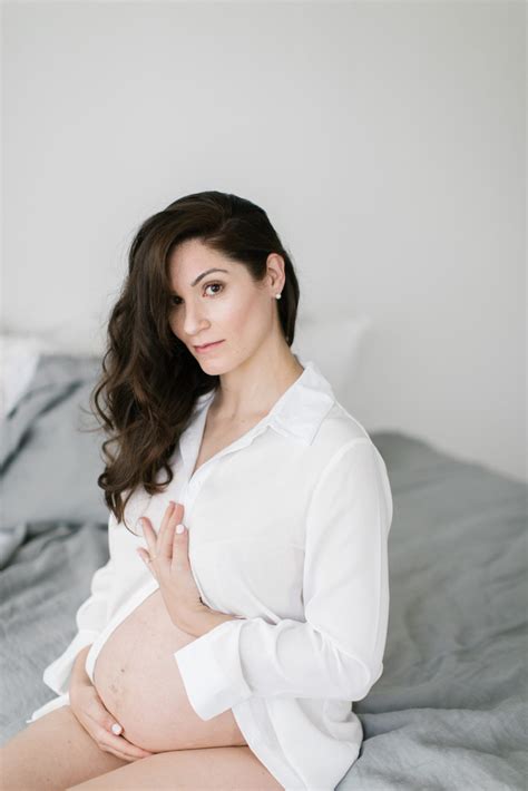 An Understated And Beautiful Maternity Session Chicago IL Boudoir