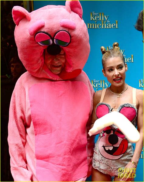 Kelly Ripa Miley Cyrus Vmas Halloween Costume With Michael Strahan As