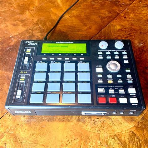 Akai MPC 1000 sampler synthesizer drum machine beat station | Reverb
