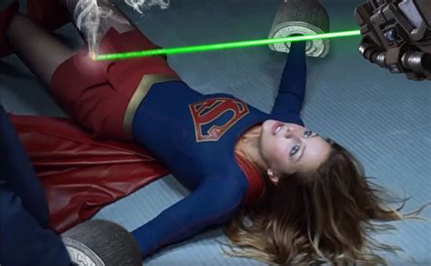 Supergirl Vs The Kryptonite Laser By Tormentor X Supergirl Fotos De Super Herois Super Her I