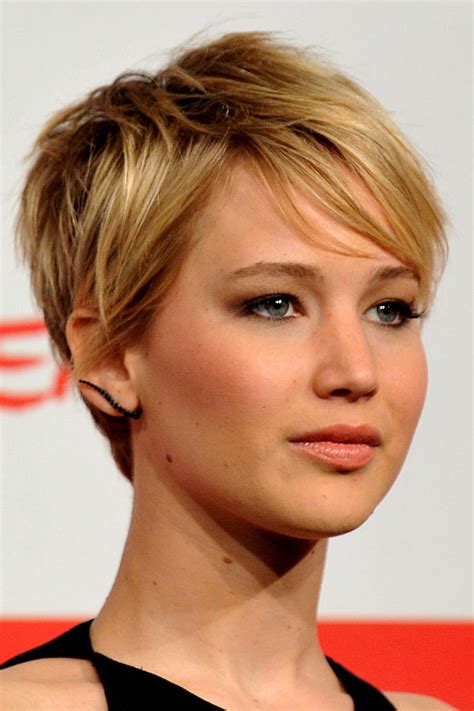 Mittellanger herrenschnitt, bei dem die haare an den seiten und im nacken stufenlos geschnitten werden. Die wandelbare Kurzhaarfrisur von Jennifer Lawrence | Die ...