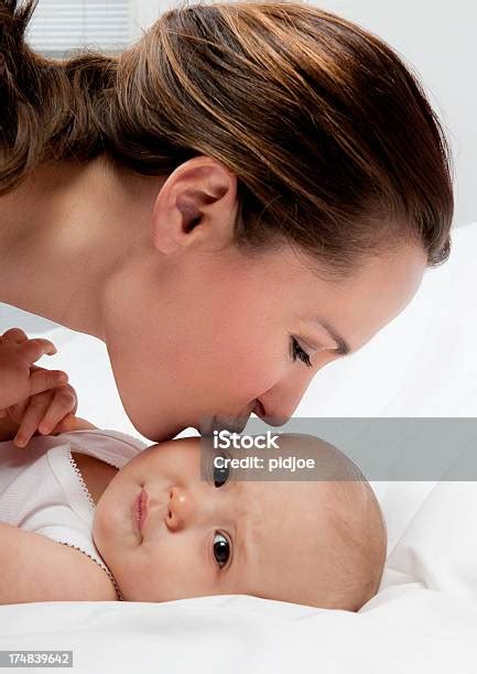 Ibu Mencium Bayi Perempuan Di Tempat Tidur Foto Stok Unduh Gambar
