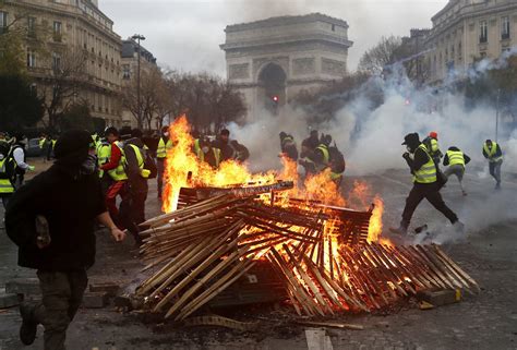 Krawalle bei «Gelbwesten»-Protest in Paris - Bild der Verwüstung | GMX.CH