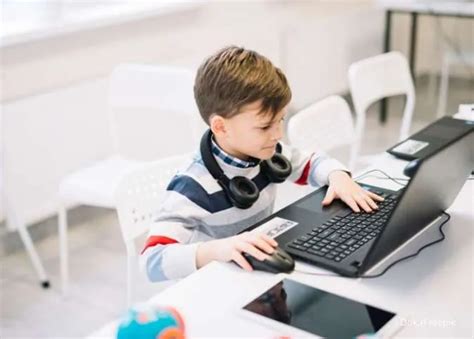 Cara Menjaga Anak Tetap Aman Bermain Internet