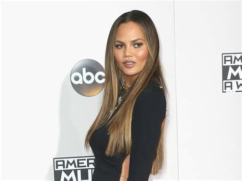 Chrissy Teigen Just Broke The Record For Highest Slit Ever At The Amas