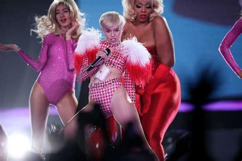 Miley Cyrus Review Spectacle A Buzzkill With Songs Sfgate