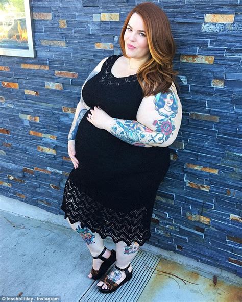Tess Holliday Shows Off Her Baby Bump In New Instagram Selfie Daily Mail Online