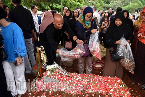 Suasana Haru Menyelimuti Pemakaman Almh Renita Sukardi