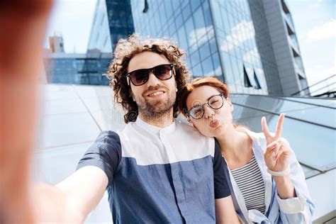 Lustige Junge Paare Die Zusammen Selfie In Der Kaffeestube Machen Stockfoto Bild Von Lustig