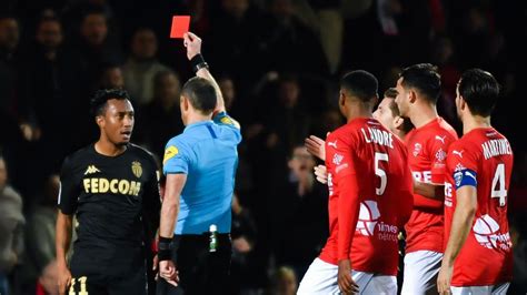 Ligue 1, officially known as ligue 1 uber eats for sponsorship reasons, is a french professional league for men's association football clubs. VIDEO | 6 Monate Sperre nach Schubser gegen Schiri in der ...