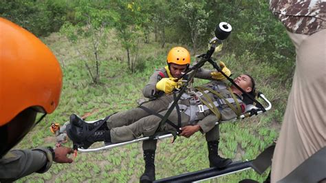Tingkatkan Kemampuan Sar Brimob Sulteng Ikuti Latihan Heli Rescue