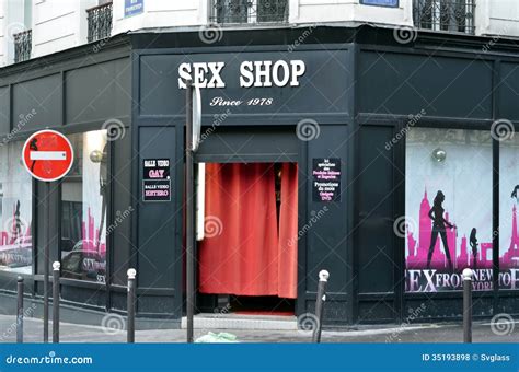 Boutique De Sexe Dans Montmartre Paris Photo stock éditorial Image du érotique véhicule